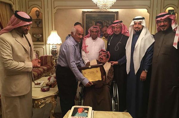 تكريم سائق عمل 33 سنة لأمير سعودي