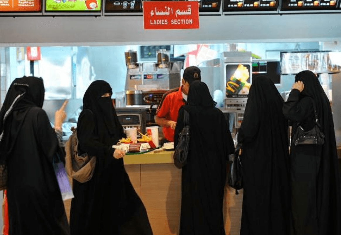 سيدات سعوديات في محل ماكدونالدز