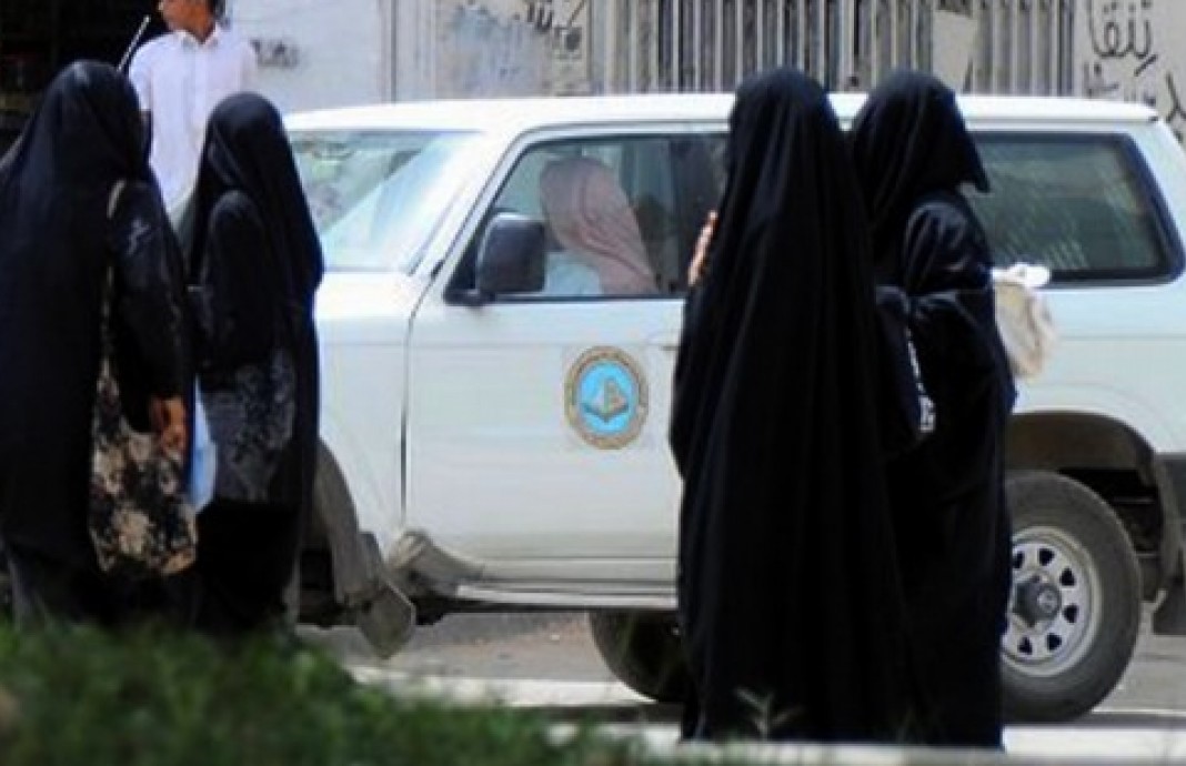 نساء سعوديات وسيارة لرجال الهيئة