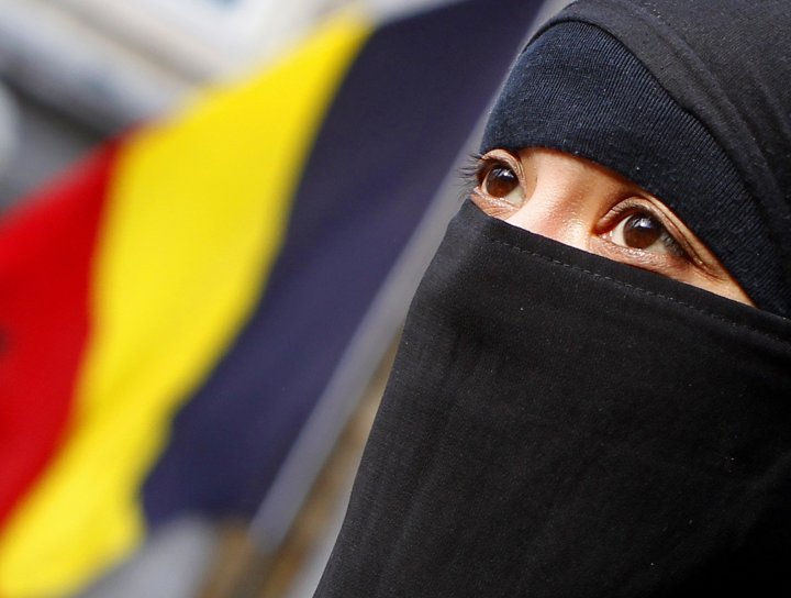صورة لمنتقبة في بلجيكا تعود إلى العام 2012 (رويترز)