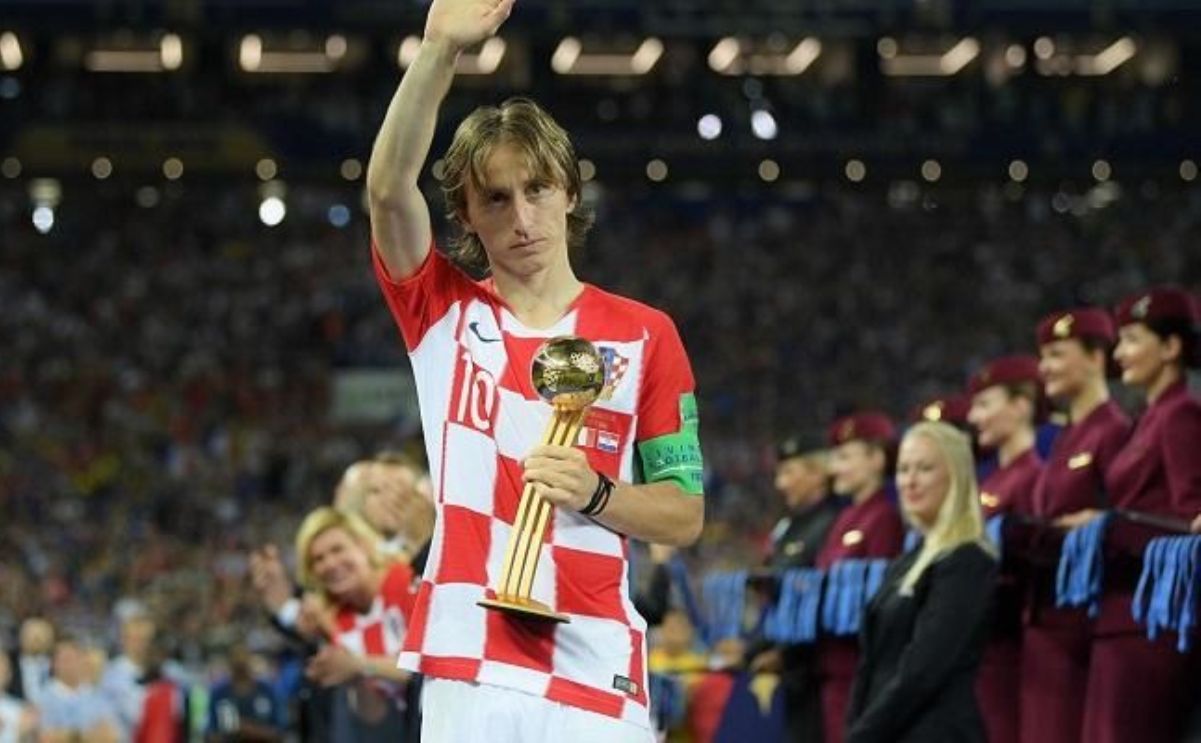 كابتن منتخب كرواتيا لوكا مودريتش يلقى التحية على لمشجعين