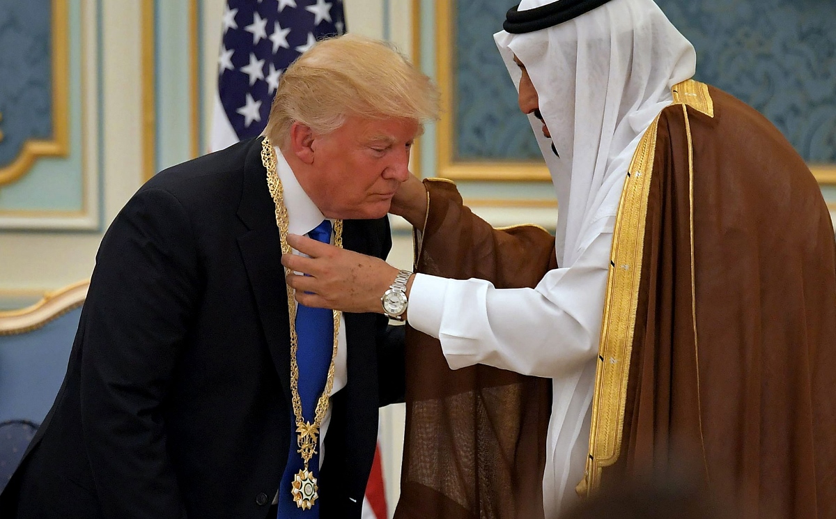 الملك سلمان يقلد ترامب وسام الملك عبد العزيز 