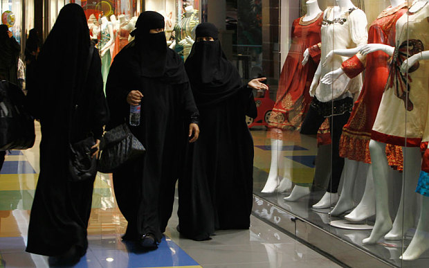 سعوديات يتسوقن في الرياض (رويترز)