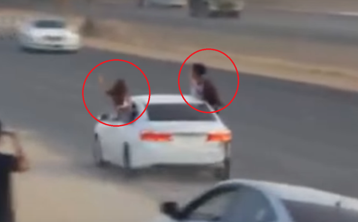 شاب يمارس التفحيط وبرفقته فتاتين في الرياض