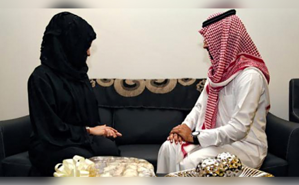 رجل يزوج ابنته من رجلين