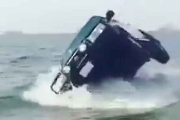 سعودي يفحط ويدخل في سيارته الى البحر