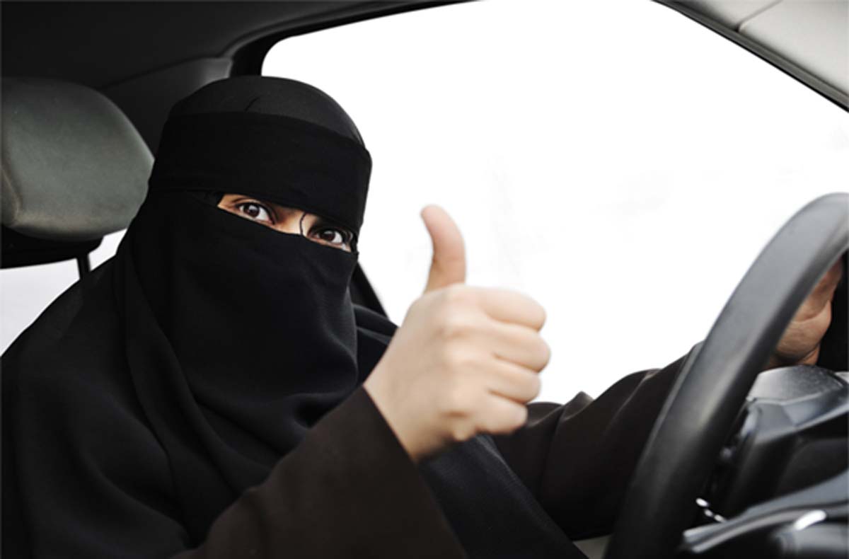 سعودية تقود السيارة رغم الحظر