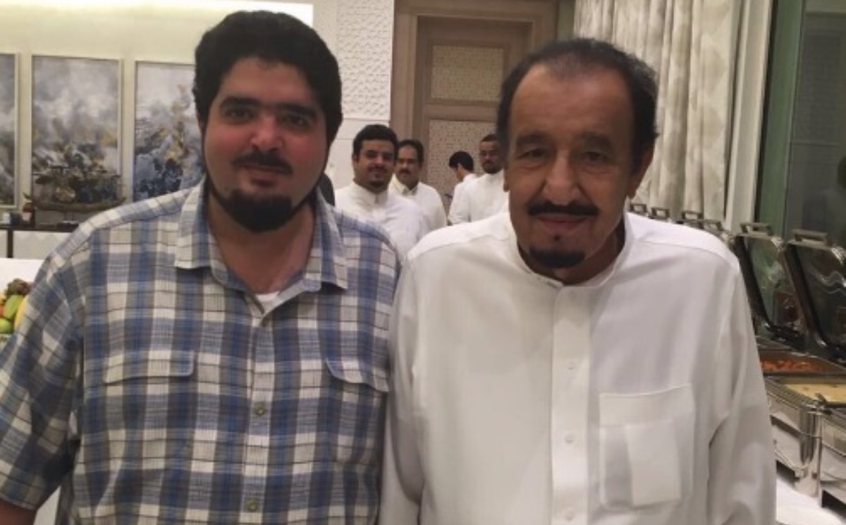 الملك مع الأمير عبد العزيز بن فهد (تويتر/‏@afaaa73)