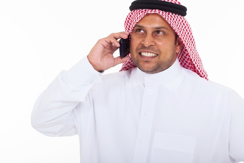 يتكلم على الهاتف (Shutterstock)
