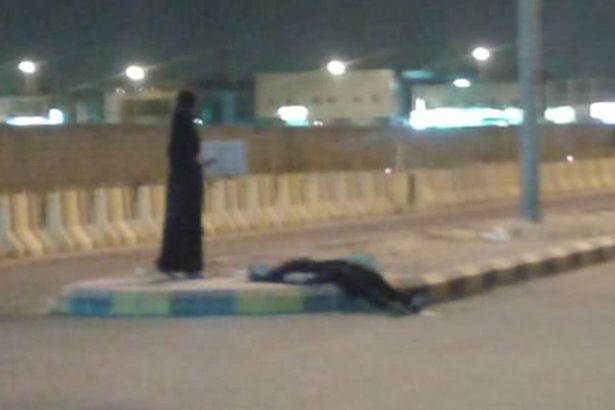 السعودية مستلقية على الرصيف (ميرور)