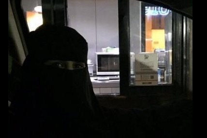 أمام "كوفي شوب" (يوتيوب)