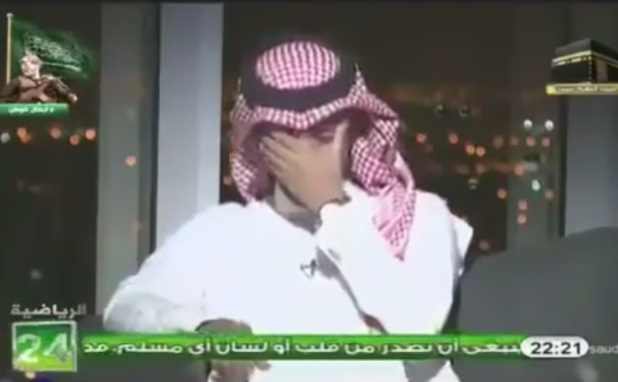 فيديو مذيع ينفجر بالضحك على الهواء بعد كشف كذبة ضيفه