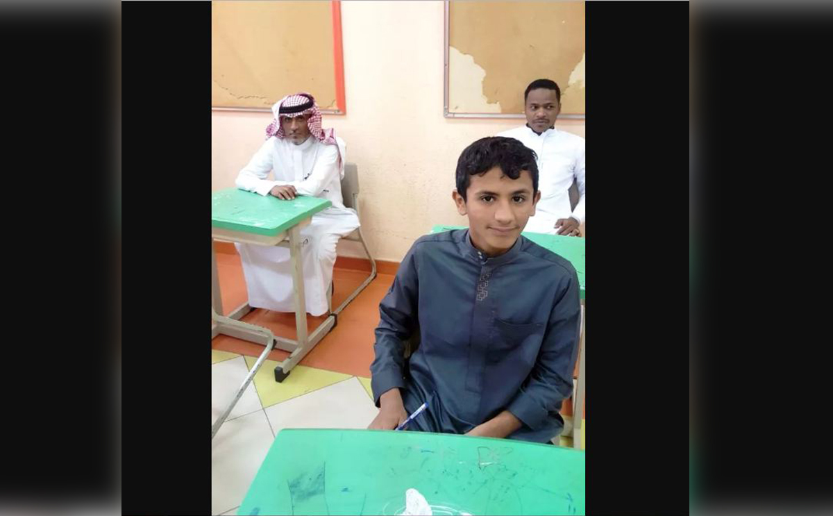 اب يجري الامتحان بجانب ابنه في مكة المكرمة