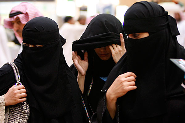 القاء القبض على عصابة فتيات تستدرج الرجال وتسرقهم