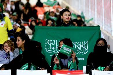 النساء في الملاعب