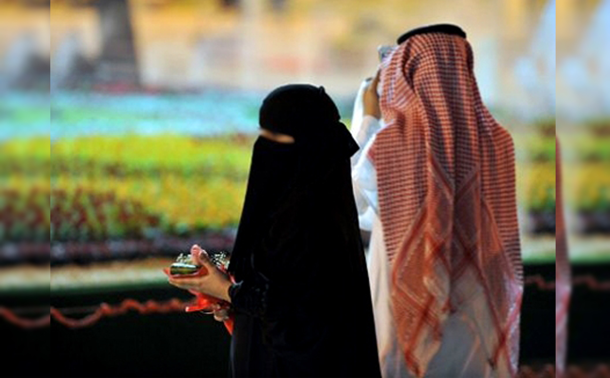 سعودية تساند زوجها ماديا