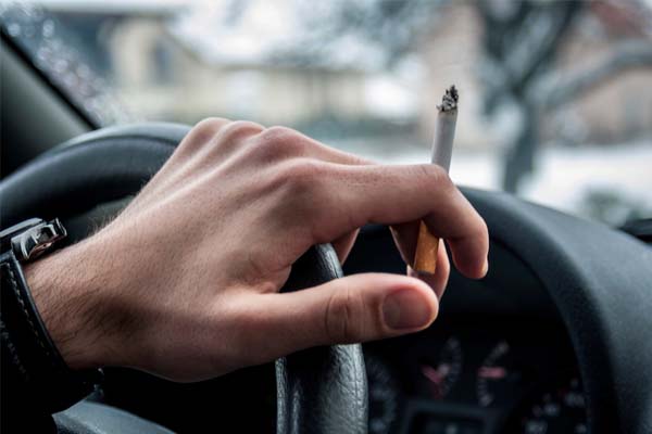 خطوات للتخلص من رائحة السجائر في السيارة