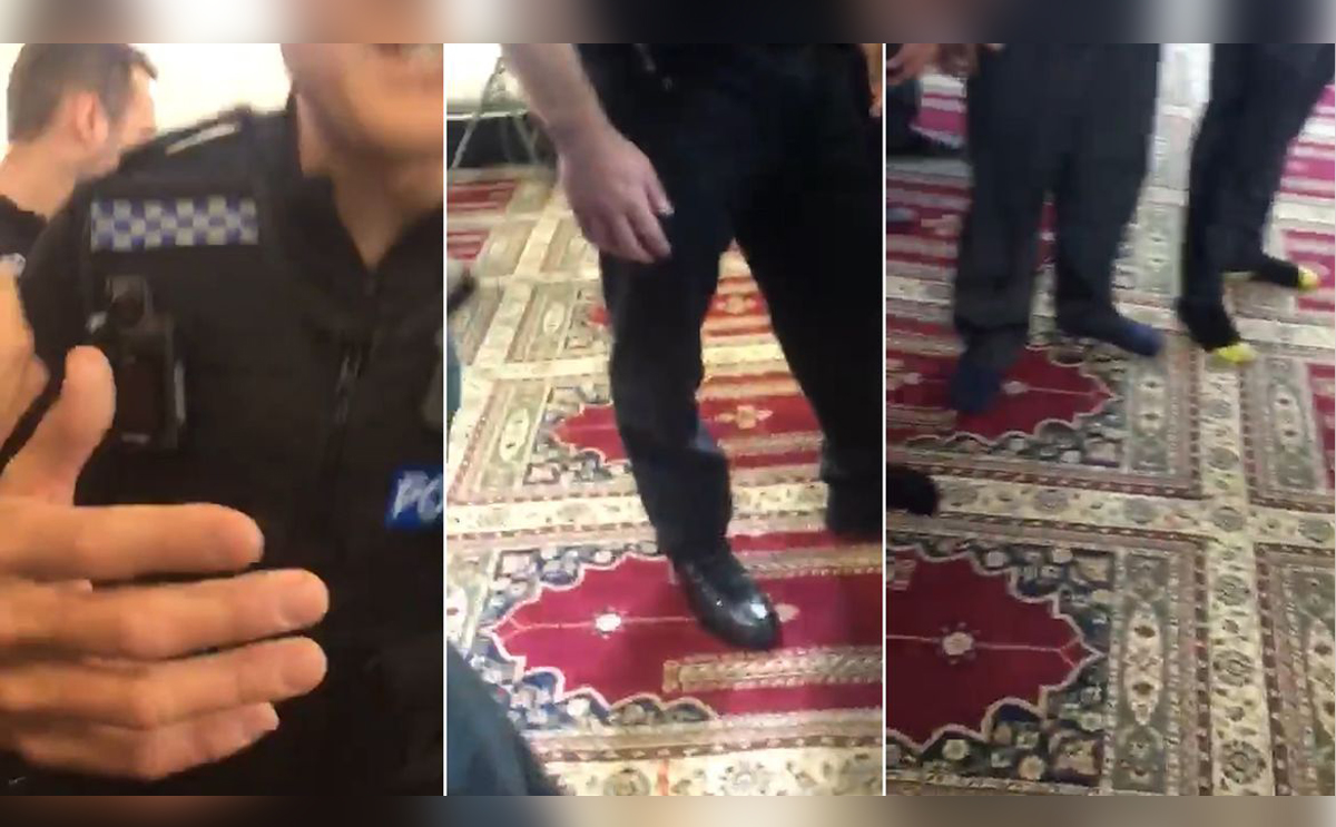 رجال الشرطة يدخلون باحذيتهم الى داخل المسجد