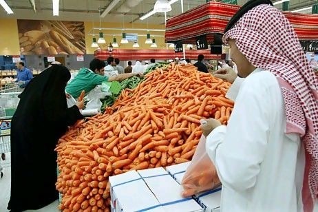 سعودي في متجر بقالة (AFP)