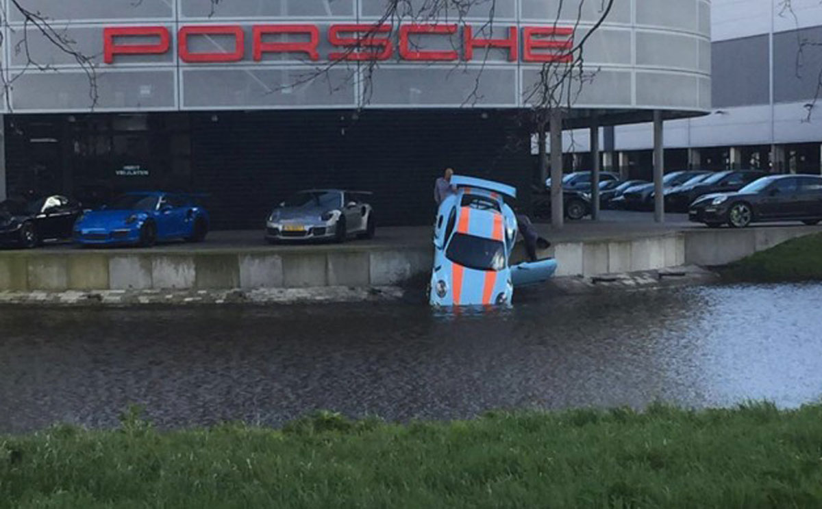 بورش 911 GT3 RS في موقف حرج