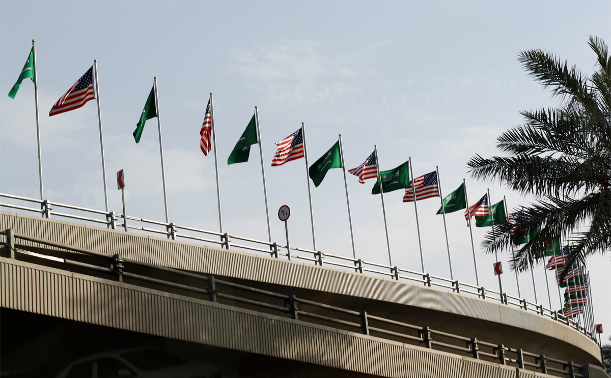 العلم السعودي يرفرف اعلى من العلم الامريكي