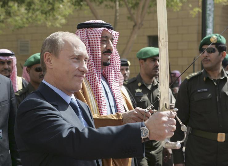 بوتين وحاكم الرياض حينها الملك سلمان عام 2007 (رويترز)
