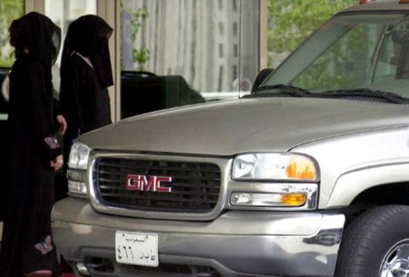 فتاتان في السعودية