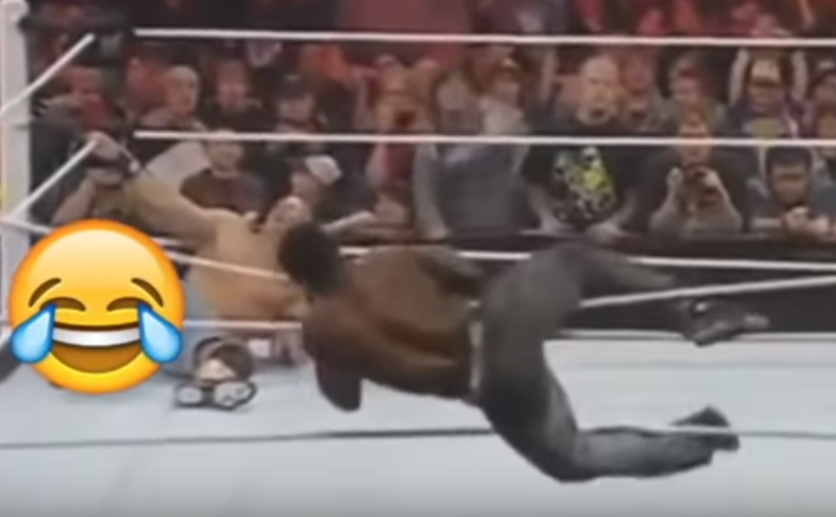 لحظات مضحكة حصلت في WWE