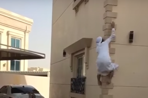 شاب اماراتي يتسلق مبنى خلال 30 ثانية
