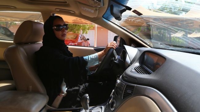 سعودية تقود السيارة