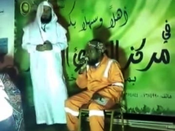 العامل أمام لجنة حكم وجمهور