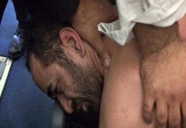 راكب مخمور في طائرة يتبول على الركاب