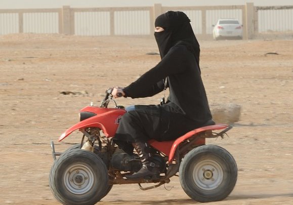 فتاة سعودية على دبابة (الرياض)