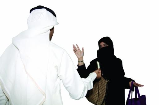حاول معاكستها