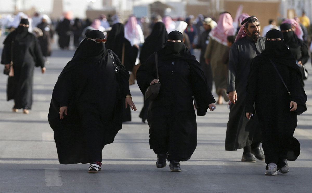 لبس الجاكيت فوق العباية السعودية