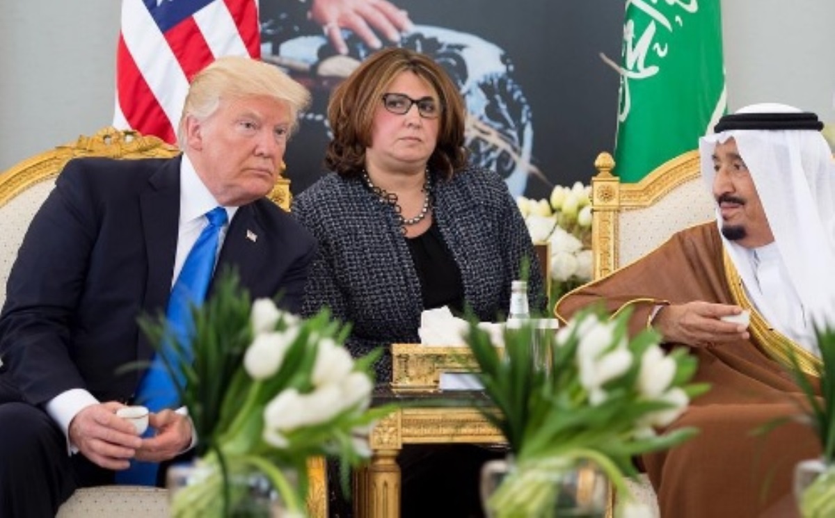 الملك سلمان وترامب يتناولان القهوة