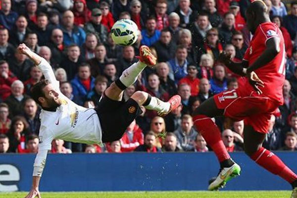 مانشستر يونايتد يهزم ليفربول 2-1 في الدوري الانجليزي