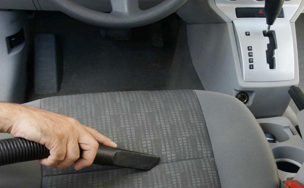 طريقة تنظيف فرش السيارة القماش