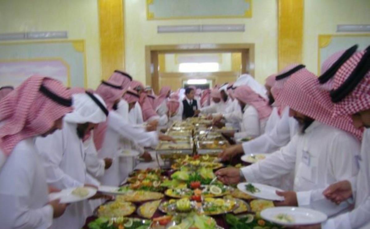 سعودي يرسل دعوة عشاء لكل اصدقائه عن طريق الخطا