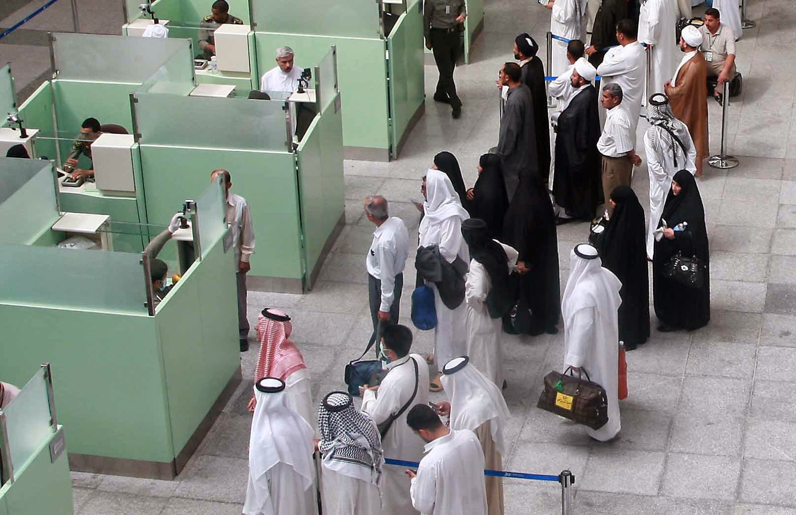 سعوديون مسافرون