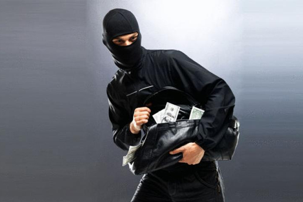 بعد 20 عامًا قرّر أن يعتذر  ويرد المبلغ