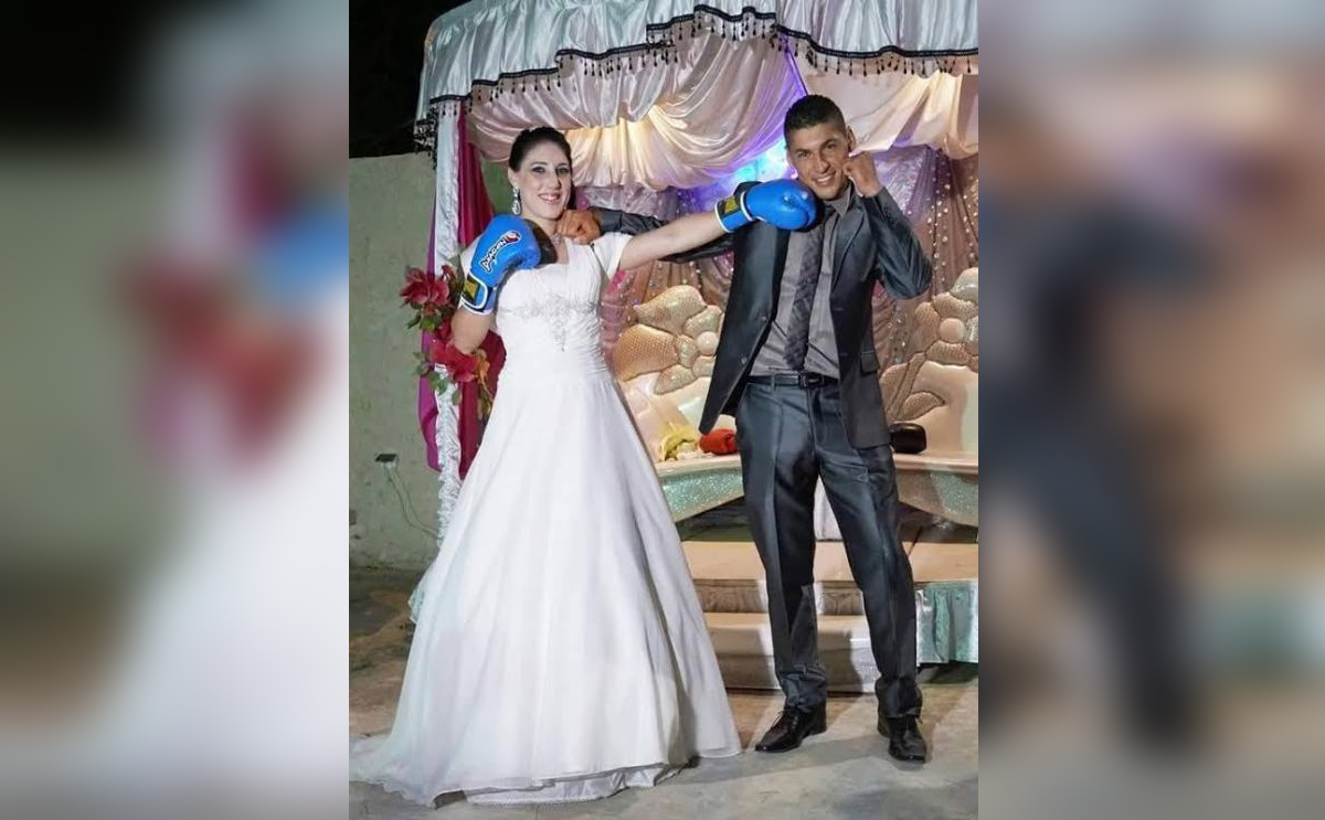 عروس تلاكم زوجها في حفل الزفاف
