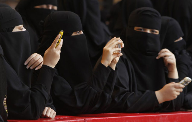 سعوديات تستعملن هواتفهن