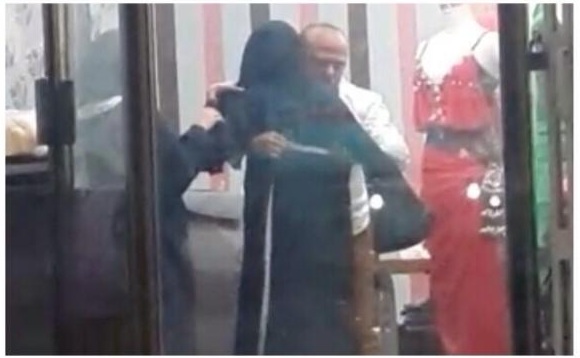 صور الخياط البنغالي الذي كان ياخذ مقاسات امراة سعودية