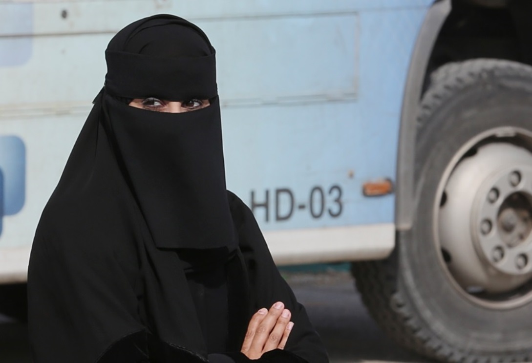 سيدة من الجنسية السعودية