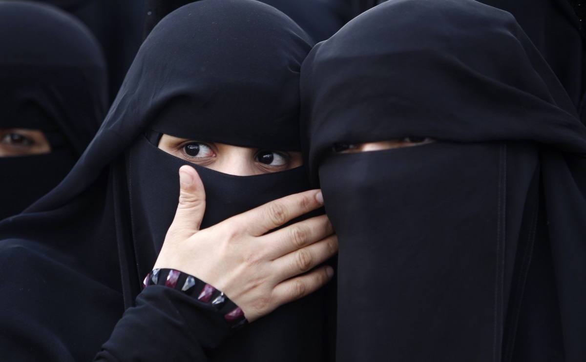 نساء ترتدين النقاب (REUTERS)