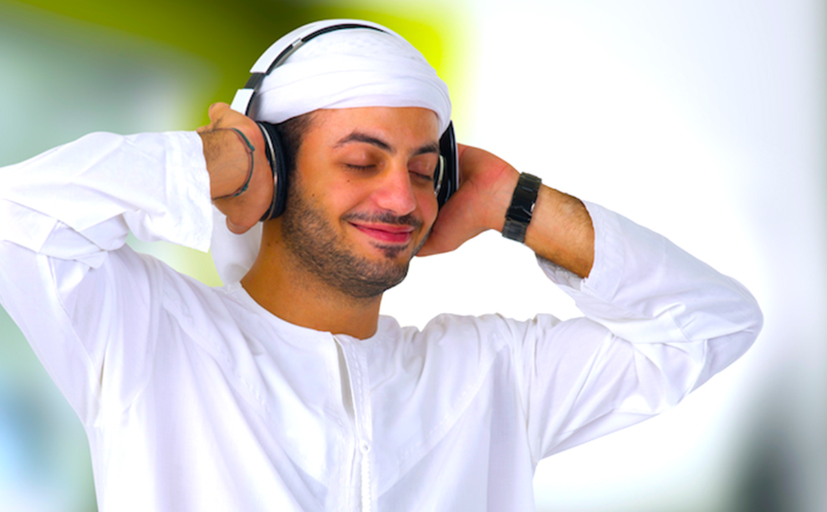 رجل يستمتع بالموسيقى