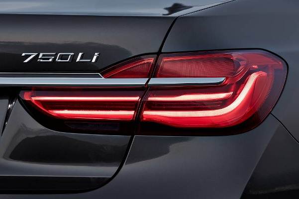 مواصفات سيارة BMW 750iL 2016