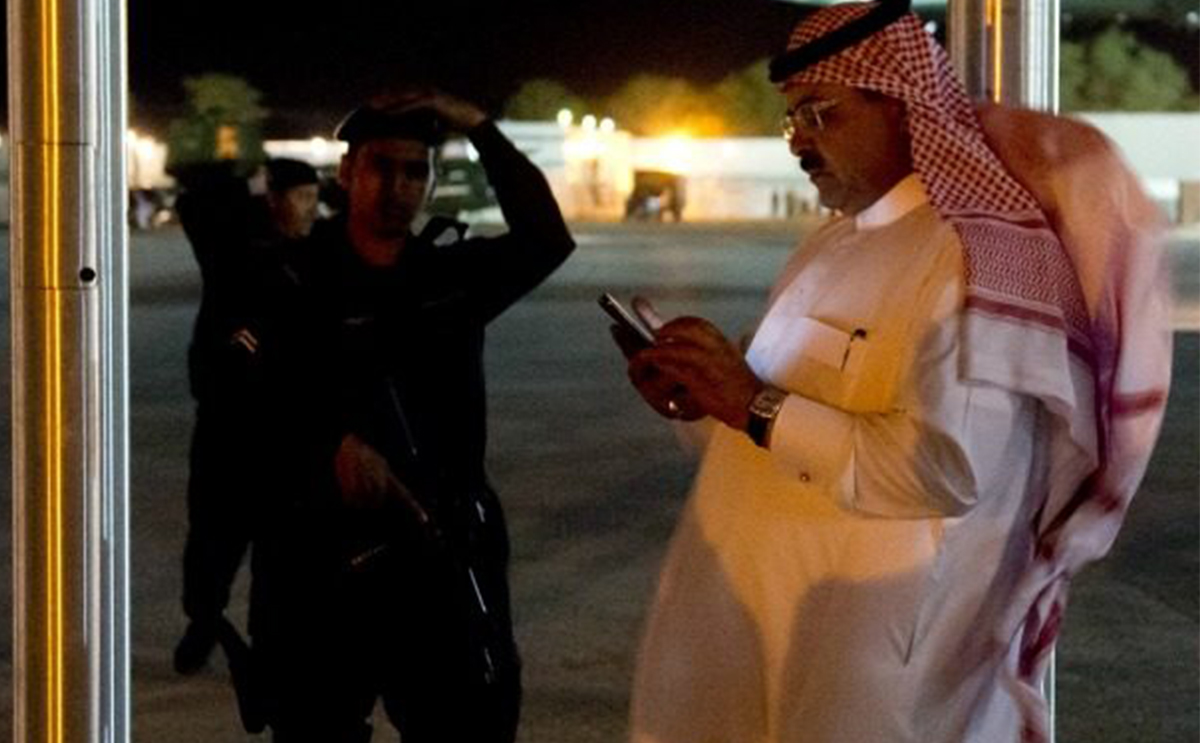 سعودي يحمل هاتفا (Getty)