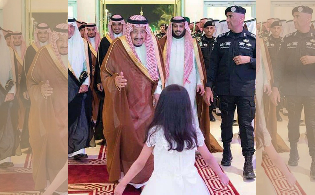 خلال مصافحتها لخادم الحرمين الشريفين